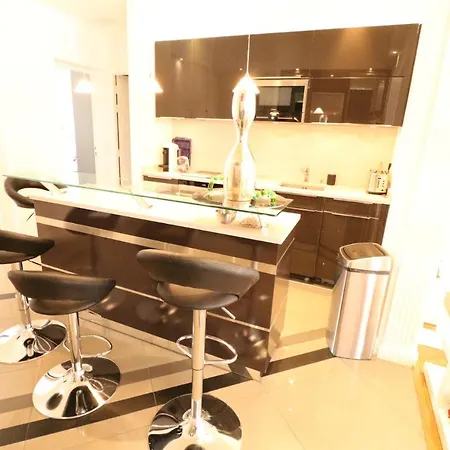 Beautiful 3 Bedroom. Direct Sea View. 401 Apartmán